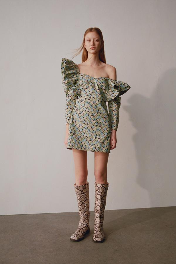 Vestido mini de margaritas de colores con volantes en los hombros de la nueva colección de primavera de Zara (29,95 euros).