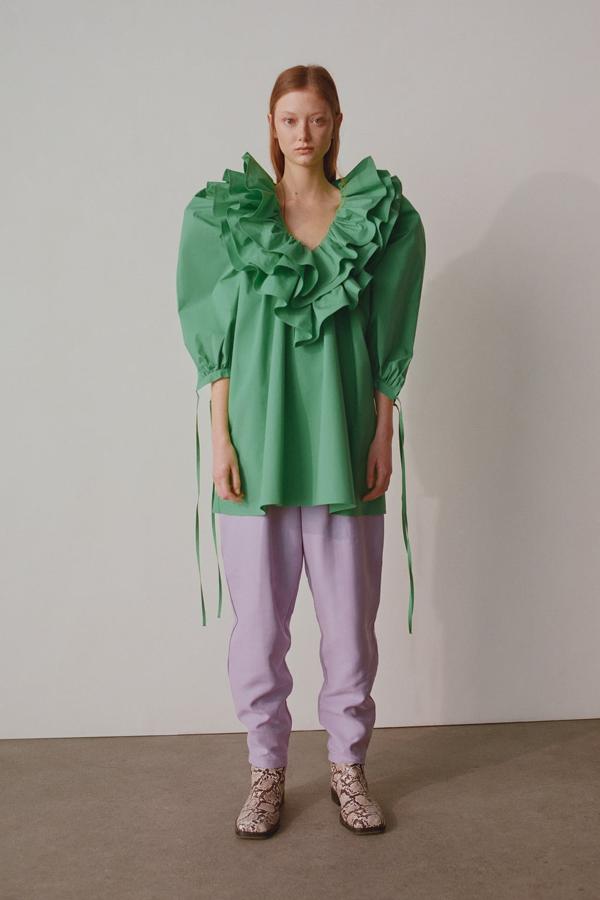 Vestido verde de popelín con volantes y mangas abullonadas de la nueva colección de primavera de Zara (39,95 euros).