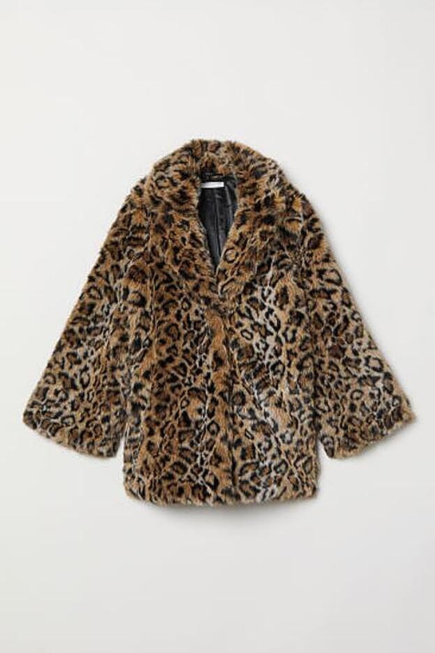 La versión más oscura del abrigo de leopardo que puedes encontrar en H&M.