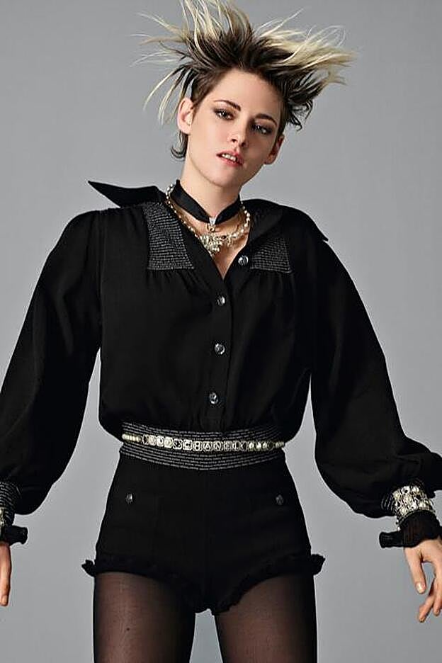 Aquí vemos perfectamente la longitud de la raíz oscura en el look de pelo grunge de Kristen Stewart para Chanel.