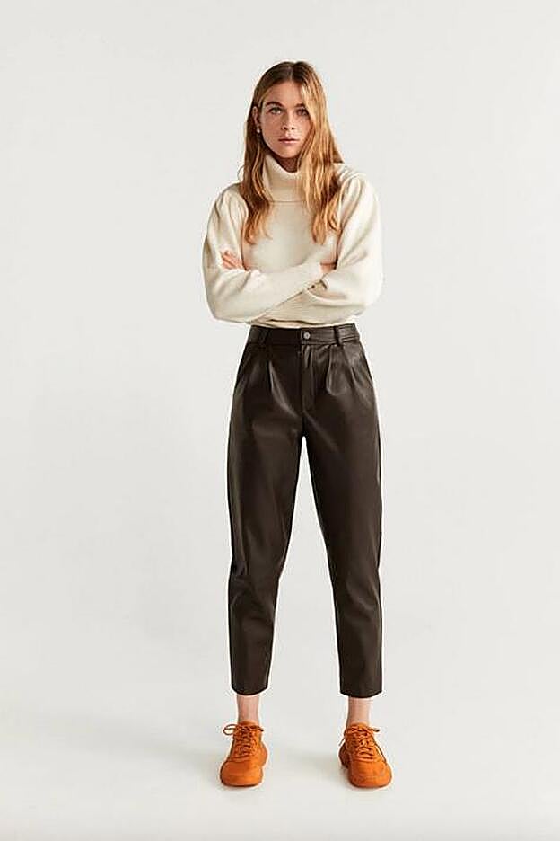 El pantalón, conefecto piel y pinzas.