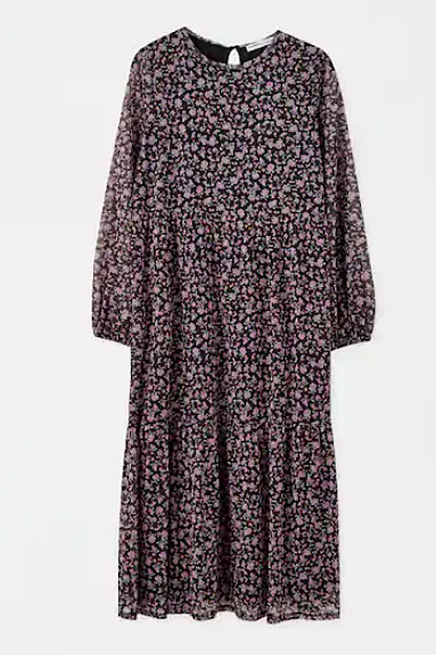 El vestido de flores de color lila que lleva María Fernández-Rubíes es de Pull and Bear.