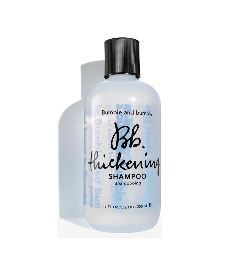 Si desea la vida más glamorosa no busque más. El champú espesante Bumble and bumble Thickening es la mejor solución para su pelo fino porque inyecta un volumen al pelo. Este champú ligero dará al pelo fino un poco más volumen. El champú espesante que sella las puntas abiertas y alisa el pelo rebelde, pero no añade peso a tu delicada melena. (29,45 €).
