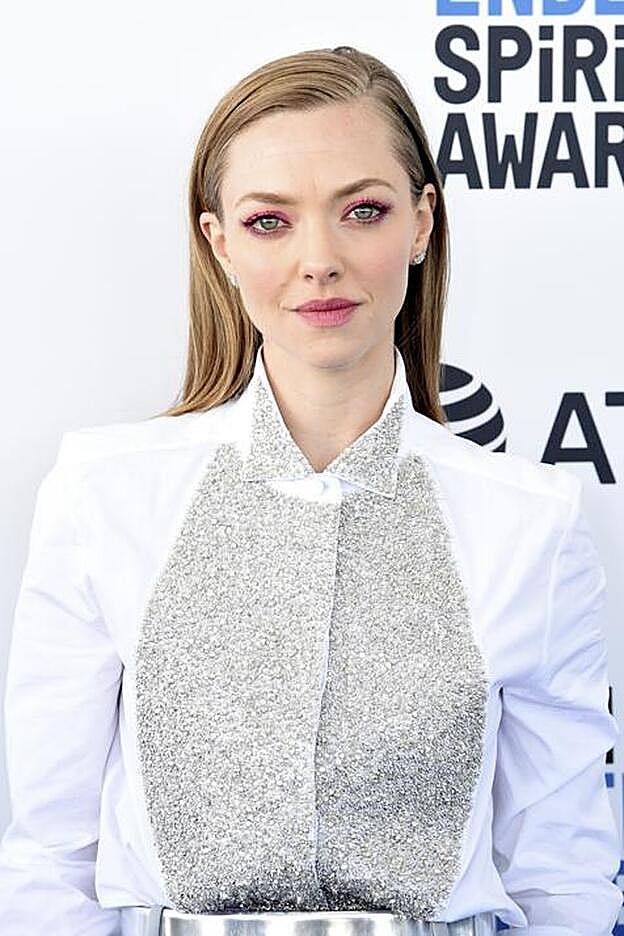 Amanda Seyfried lleva el rubio miel que favorece muchísimo a las mujeres con piel cálida y un tono natural de pelo oscuro.
