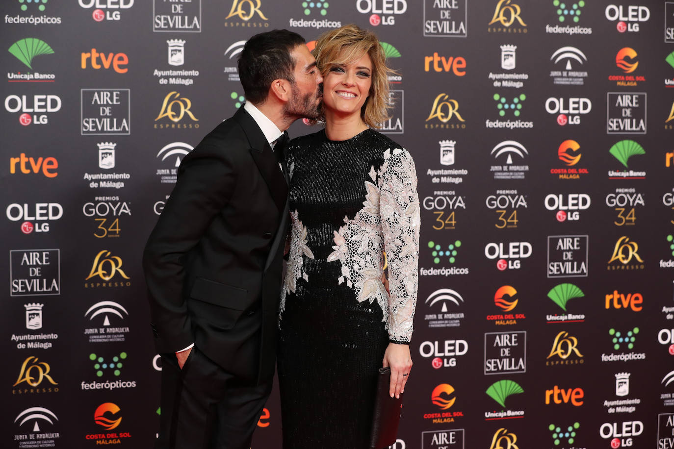 La presentadora María Casado posa con el estilista Manuel Zamorano en la alfombra roja de los Premios Goya 2020.