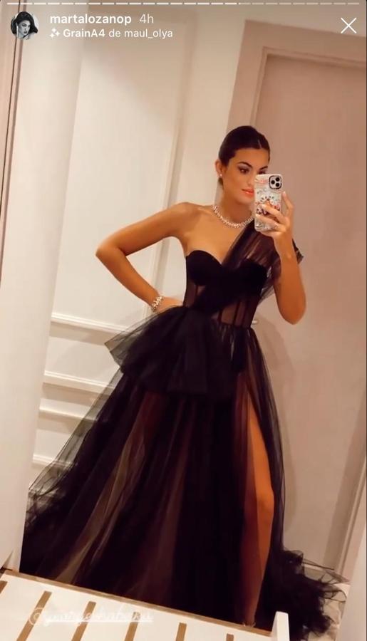 La influencer Marta Lozano con un vestido azul marino de transparencias de Georges Hobeika.
