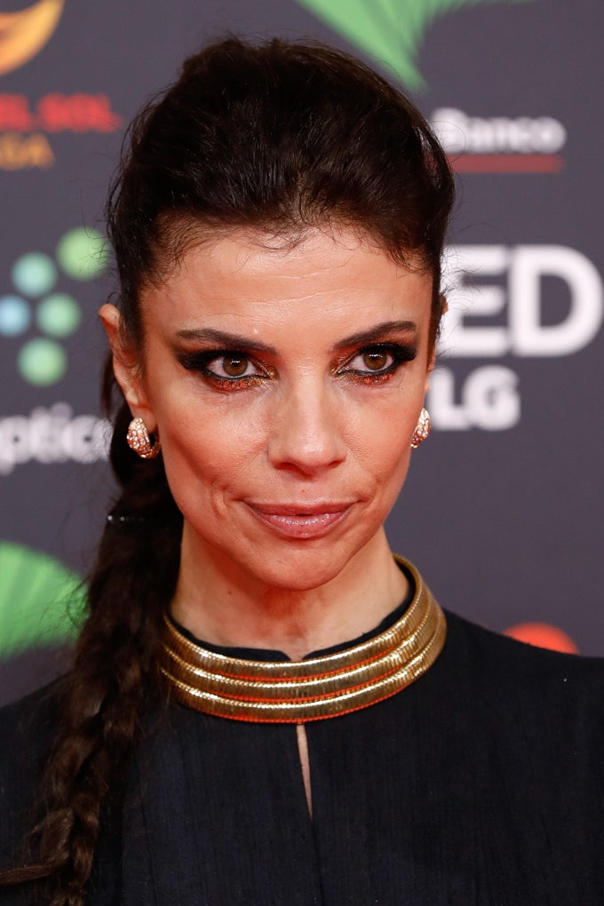 Iván Gómez ha creado con productos de Chanel una mirada ahumada con una profundidad infinita en los ojos de Maribel Verdú. El negro intenso delinea el párpado móvil y la línea de strass en tono dorado crea el impacto final.