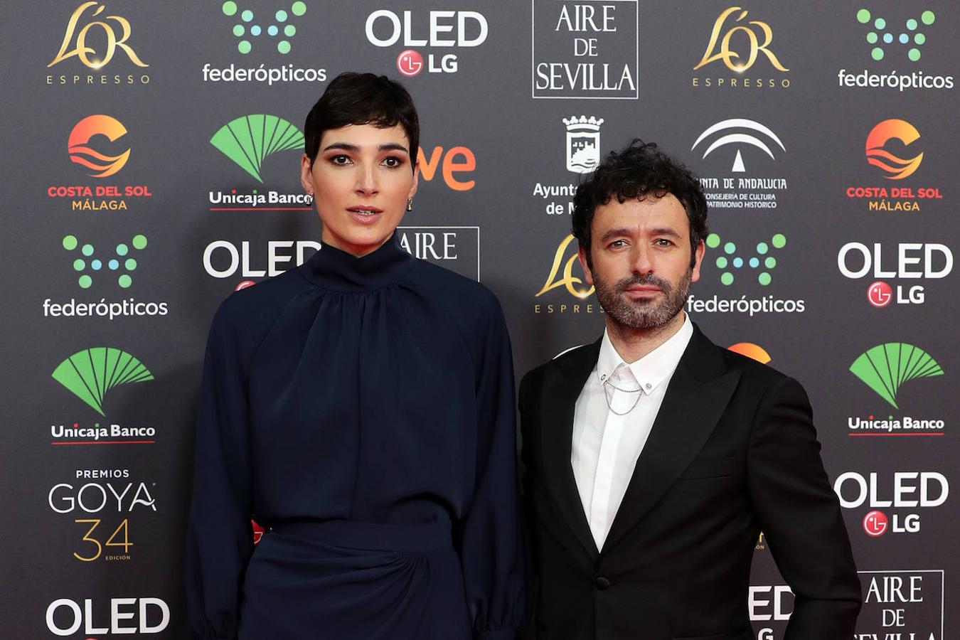 Rodrigo Sorogoyen posa junto a Isabel Peña a su llegada a los Premios Goya 2020.
