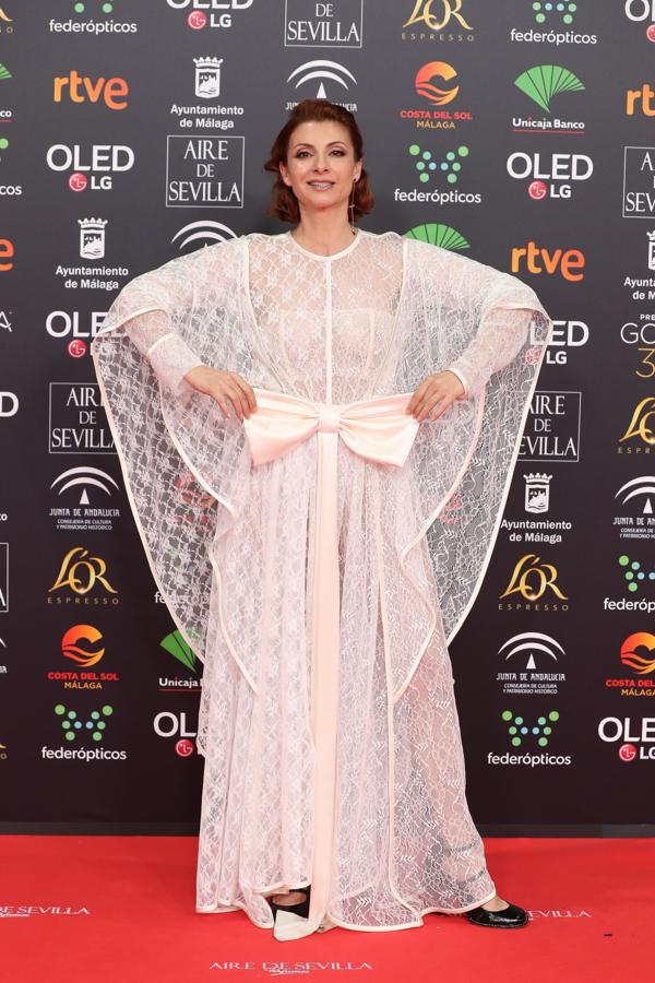 Najwa Nimri apostó por la moda española con este vestido de encaje blanco con lazo en la cintura.