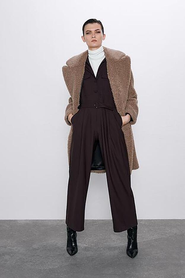 El abrigo en color tostado, algo más oscuro que el de Carriedo.