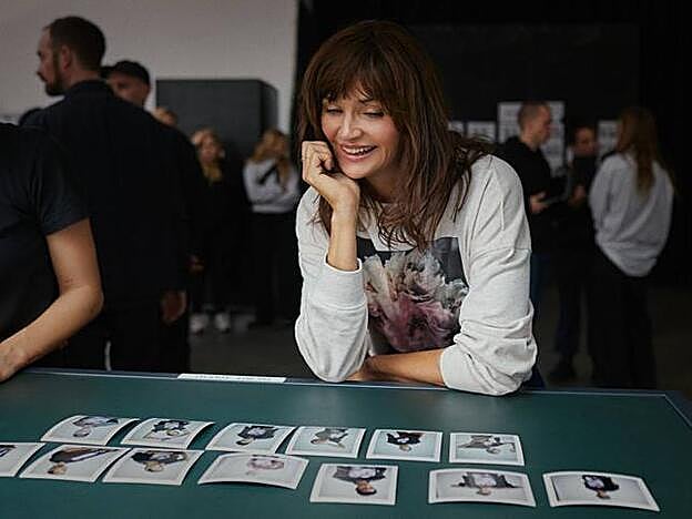 Christensen contemplando imágenes de la campaña.