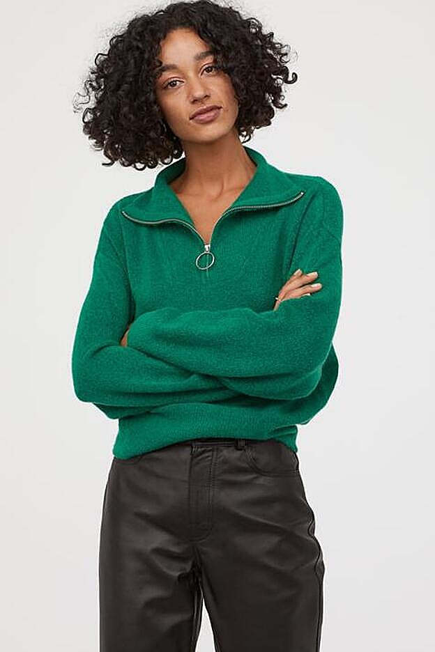 En verde, con cremallera con anilla.