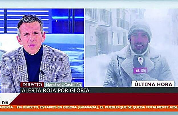 Un periodista se encontraba en plena tormenta durante una conexión en directo.