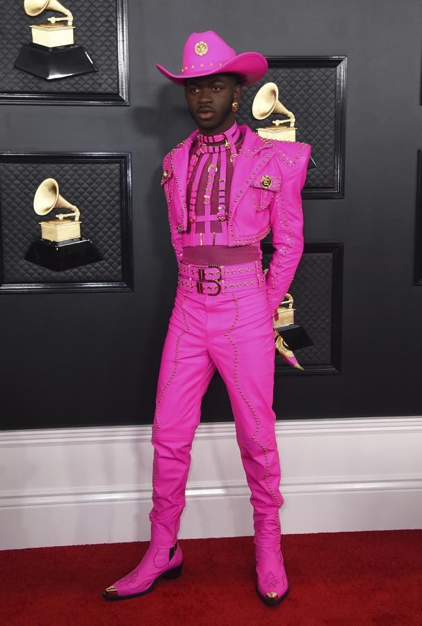 Nos gusta que los chicos arriesguen en la alfombra roja, pero Lil Nas X apostó todo al rosa fucsia en los Premios Grammy 2020... y falló estrepitosamente.