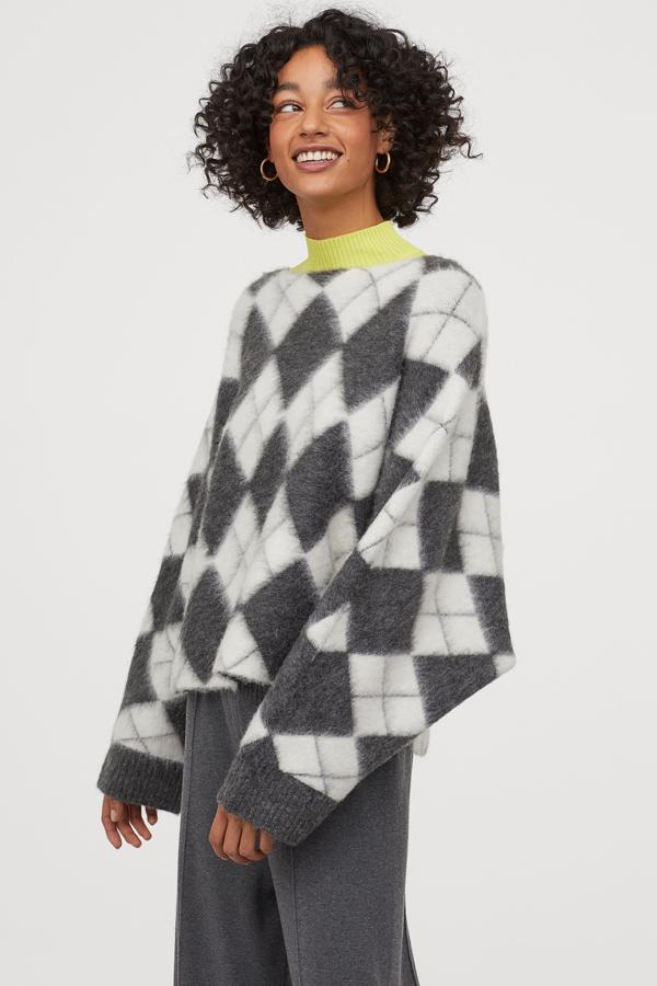 Jersey de rombos en gris y blanco, de la colección de Pringle of Scotland para H&M, de la que aún quedan algunos tesoros como este a muy buen precio (24,99 euros).
