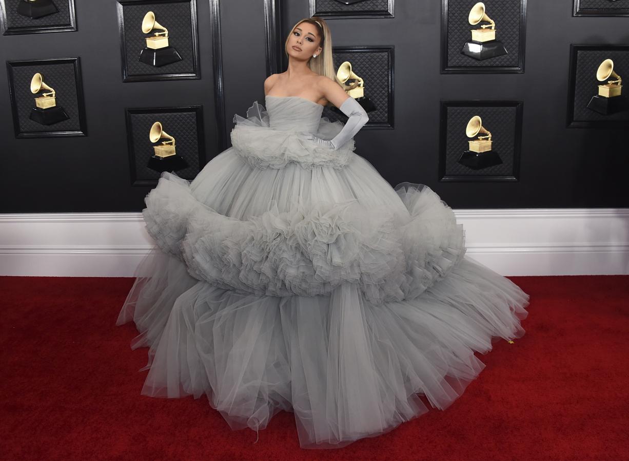 Ariana Grande fue una de las invitadas más espectaculares de la gala de los Grammy 2020 con este vestido de tul en color gris palabra de honor de Giambattista Valli.