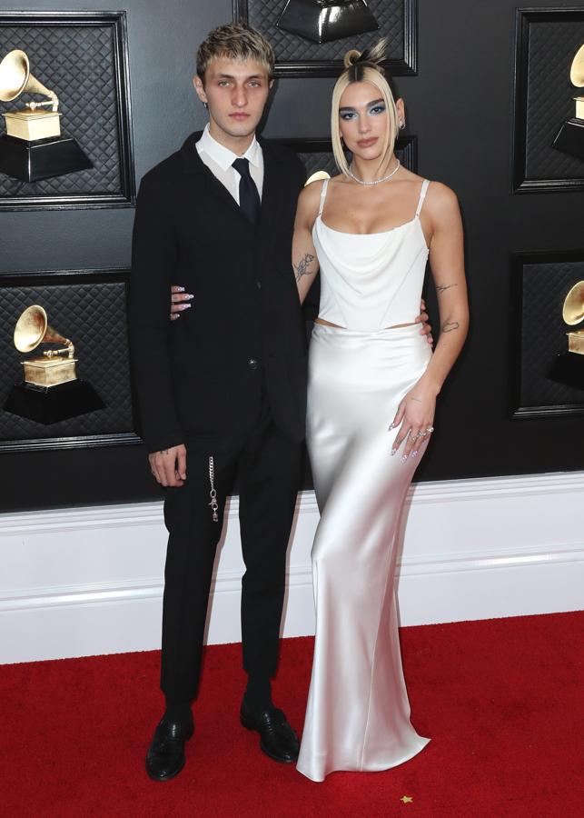 Dua Lipa, con un conjunto lencero en blanco, acudía junto a Anwar Hadid a los premios con un conjunto de Alexander Wang.