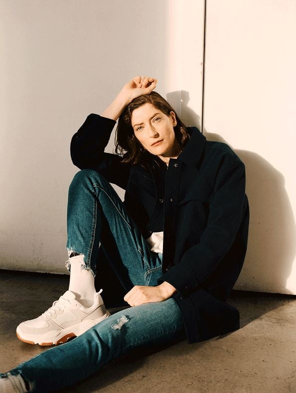 Los vaqueros sostenibles baratos son un básico de la nueva colección de Primark (17 euros). Se silueta 'mom' e inspiración retro, nos encanta cómo quedan con chaquetas de estilo masculino como esta (25 euros).