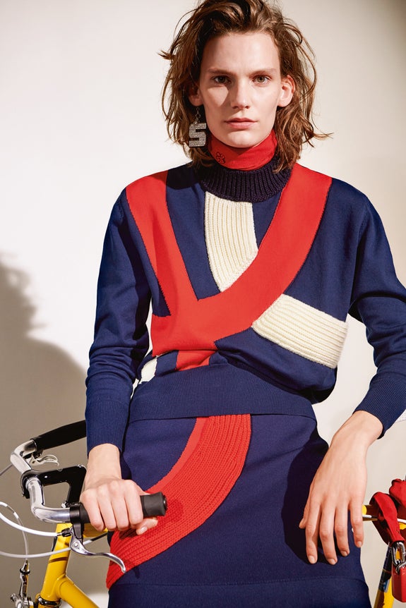 Jersey, falda y pendiente, todo de Sonia Rykiel.