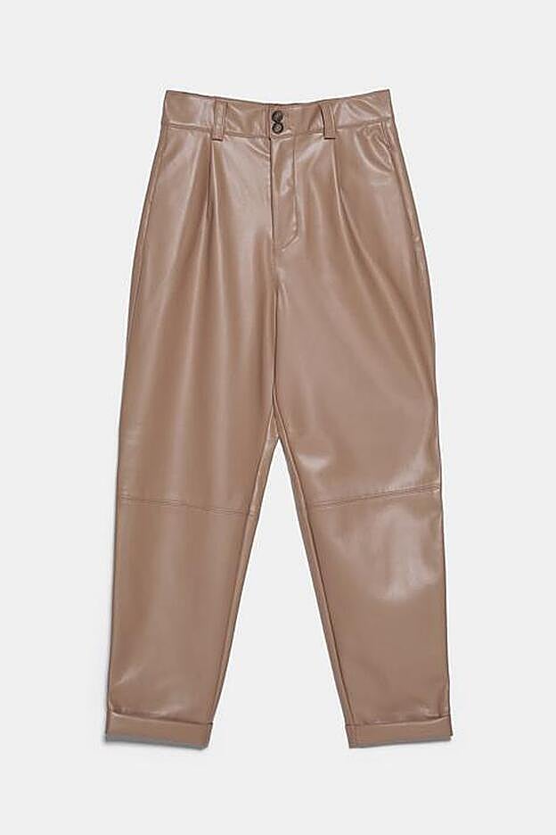 Los pantalones efecto piel en color camel que lleva Vicky Martín Berrocal también es de Zara.