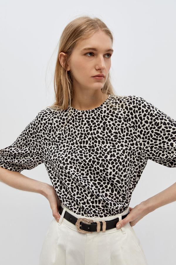 En blanco y negro, en un print que recuerda a una vaca, Sfera también ha lanzado esta blusa con print animal que tiene aberturas en las mangas. Está disponible entre las tallas S y XL con un precio de 17,99 euros.