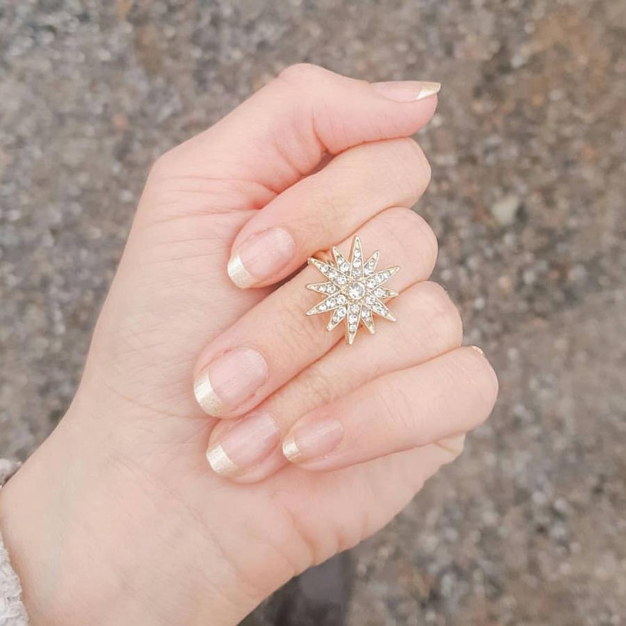 ¿Hay algo más chic que una manicura francesa con acabado dorado? Probablemente no, y este precioso y discreto diseño lo corroboran.