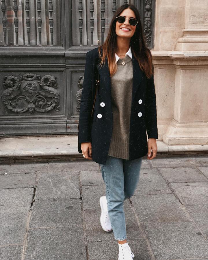 Nos encanta este look de Susana. Combinó una blazer azul marina con jersey y camisa, jeans claros y unas Converse de plataforma blancas.