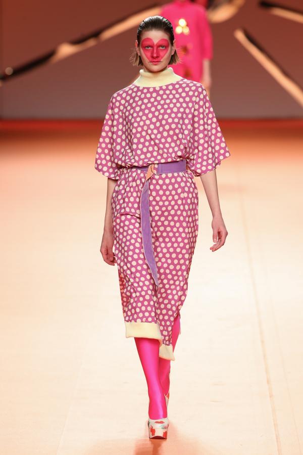 Los vestidos midi y los diseños de corte oversize protagonizaron el desfile de Agatha Ruiz de la Prada.