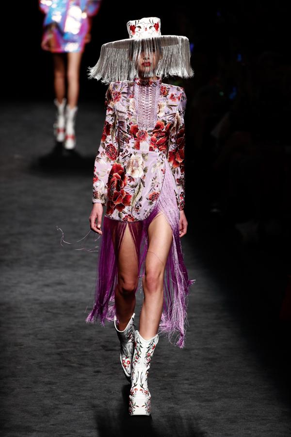 Inspirados en los mantones de manila, Dominnico arrasó con sus diseños en su desfile de la MBFW.