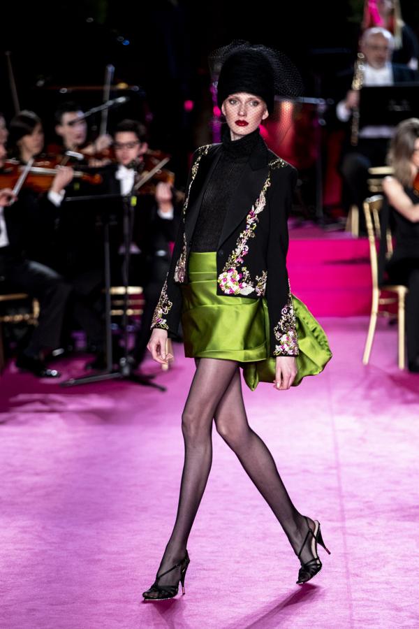 En el desfile de Pertegaz no faltaron tejidos datinados y terciopelo en prendas muy femeninas.