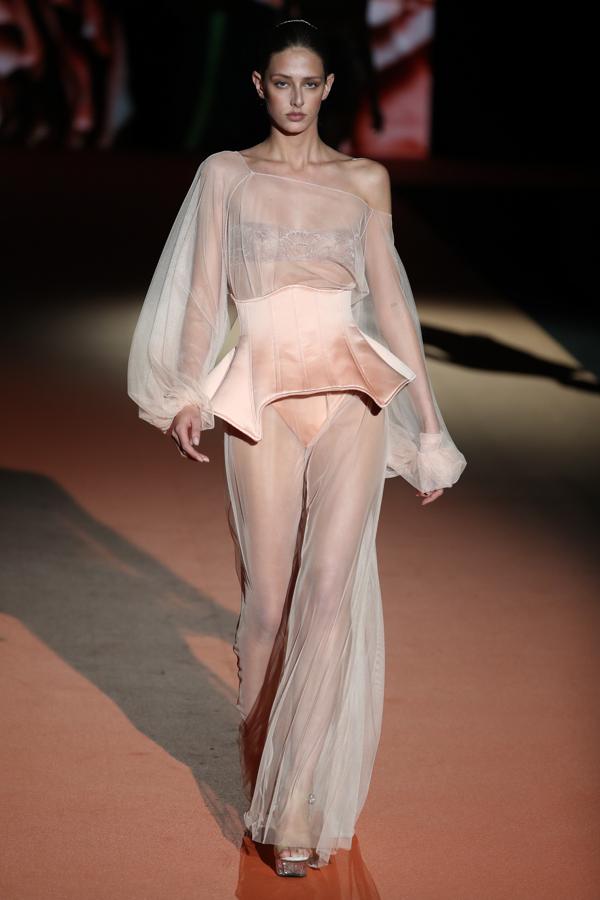 Tampoco faltaron en el desfile de Andrés Sardá las sobreposiciones geométricas y los tejidos delicados y semitransparentes.