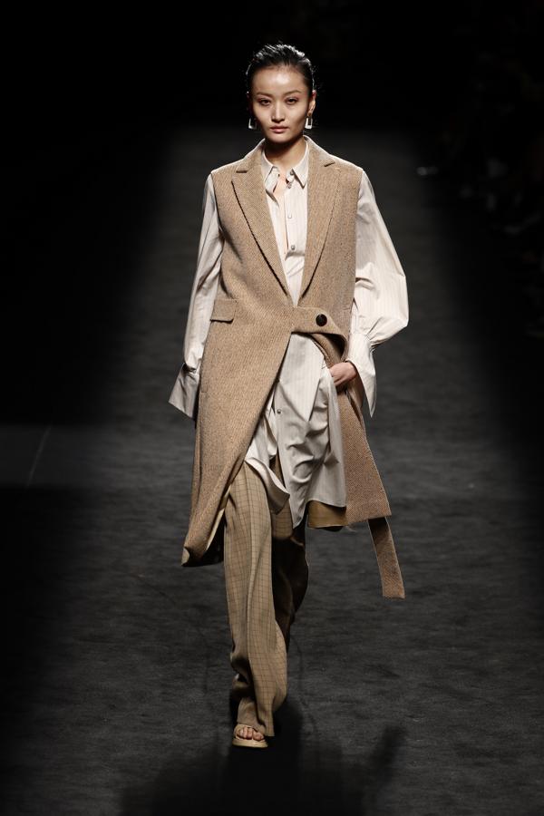 Angel Schlesser propuso unos diseños 'working girl' con tonalidades neutras-