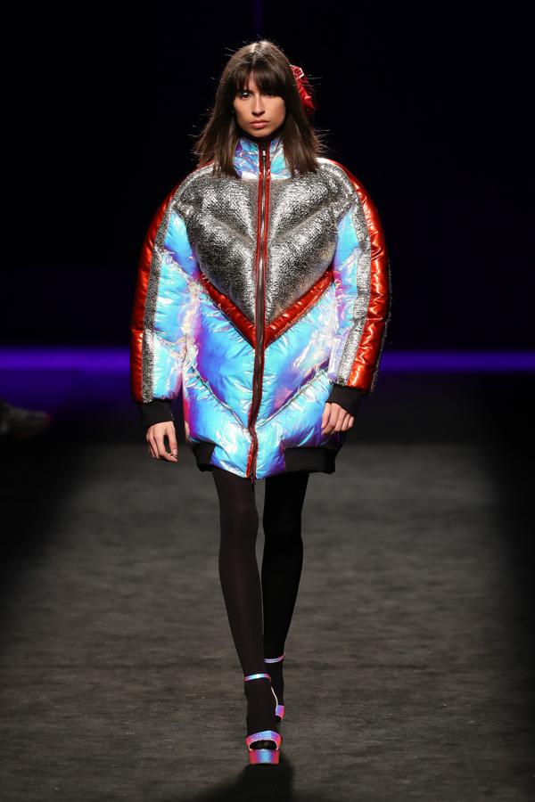 Tejidos metalizados en prendas de abrigo llamativas protagonizaron la propuesta de Custo Barcelona.