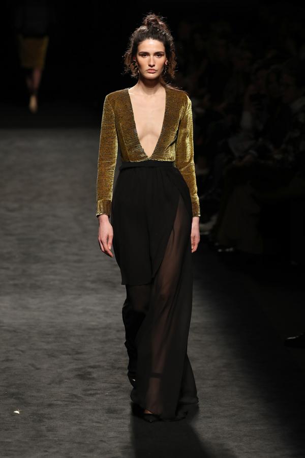 La ovacionada propuesta de Miguel Marinero dejó look femeninos y sexys con escotes pronunicados y tejidos semitransparentes.