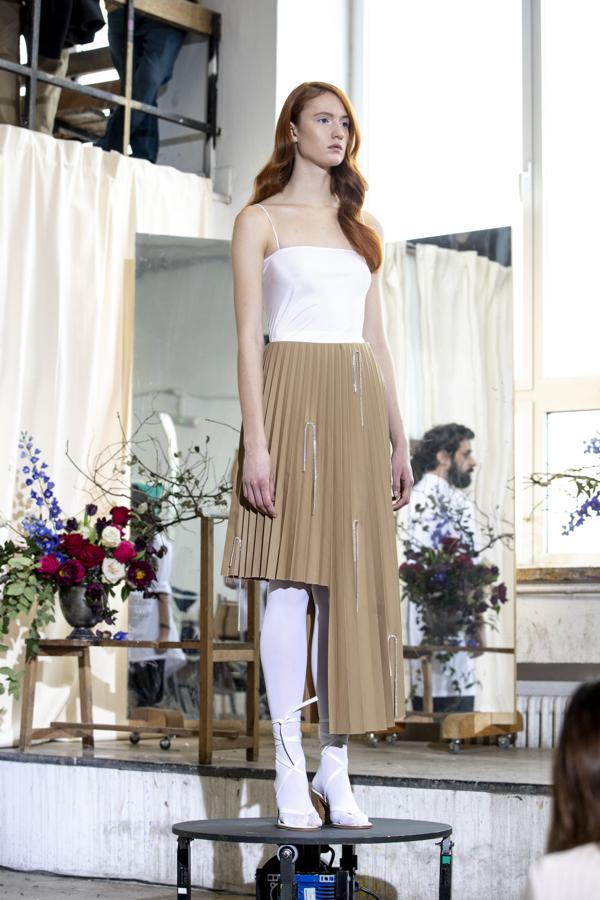 Moisés Nieto sorprendió con un show que simulaba una clase de bellas artes, vistiendo a una única modelo en directo. Allí sse pudieron ver diseños originales como esta falda asimétrica.