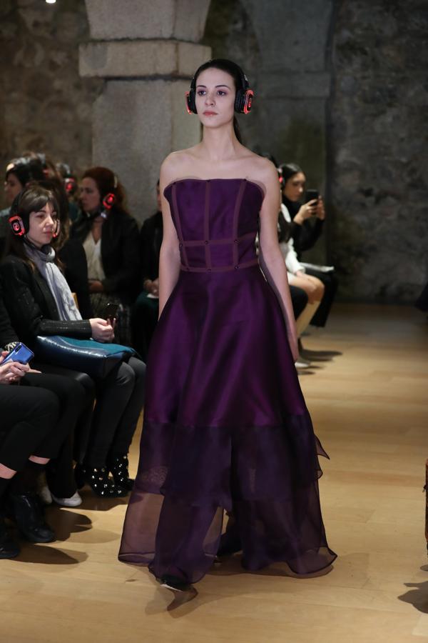 El morado ha sido uno de los protagonistas del desfile de Pilar Dalbat. Este vestido es un ejemplo de ello.