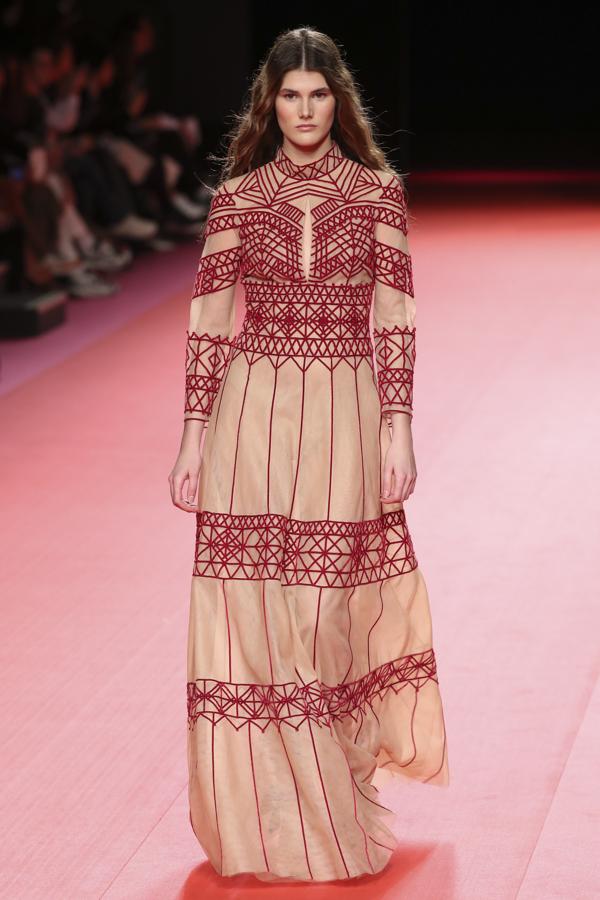 Tampoco faltaron en la propuesta de Teresa Helbig vestidos con estampados característicos de la diseñadora.