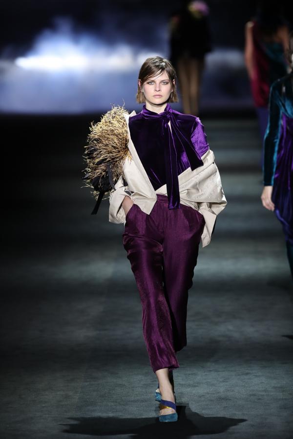 Colores oscuros, terciopelo y tejidos satinados completaban la colección que presentó Úlises Mérida.