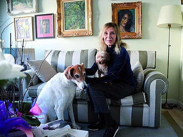 Pilar Eyre junto a sus dos perros.