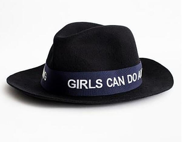 El sombrero con mensaje que lleva Sara Carbonero es de Zadig&Voltaire y cuesta 150 euros.