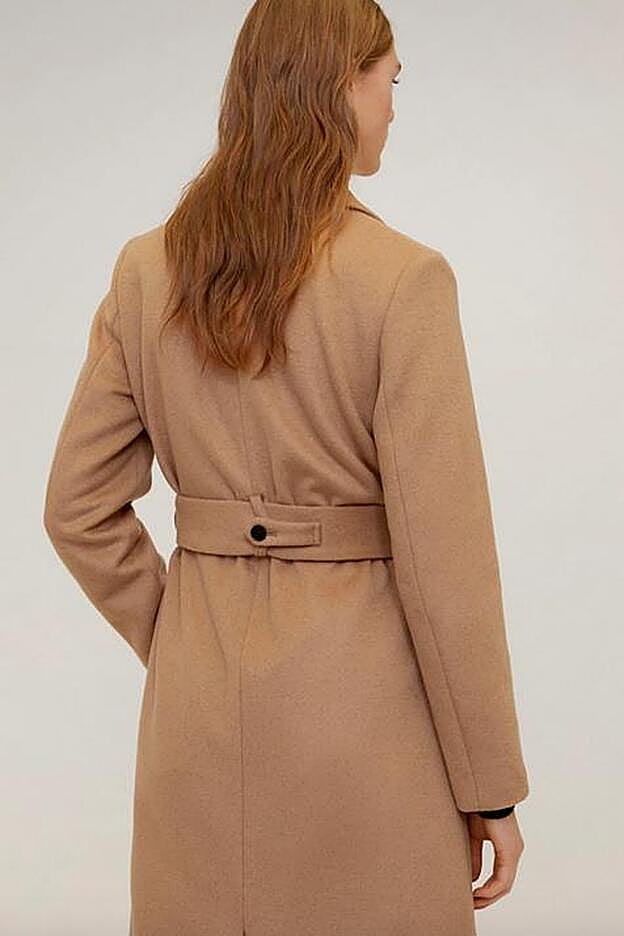 El detalle que sujeta el cinturón a la espalda.