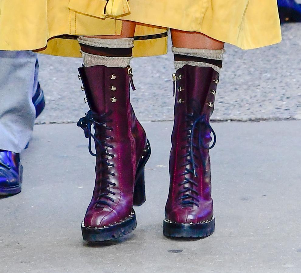Además, Blake Lively combinó los botines de tacón con unos calcetines a juego. ¡No le falta detalle!