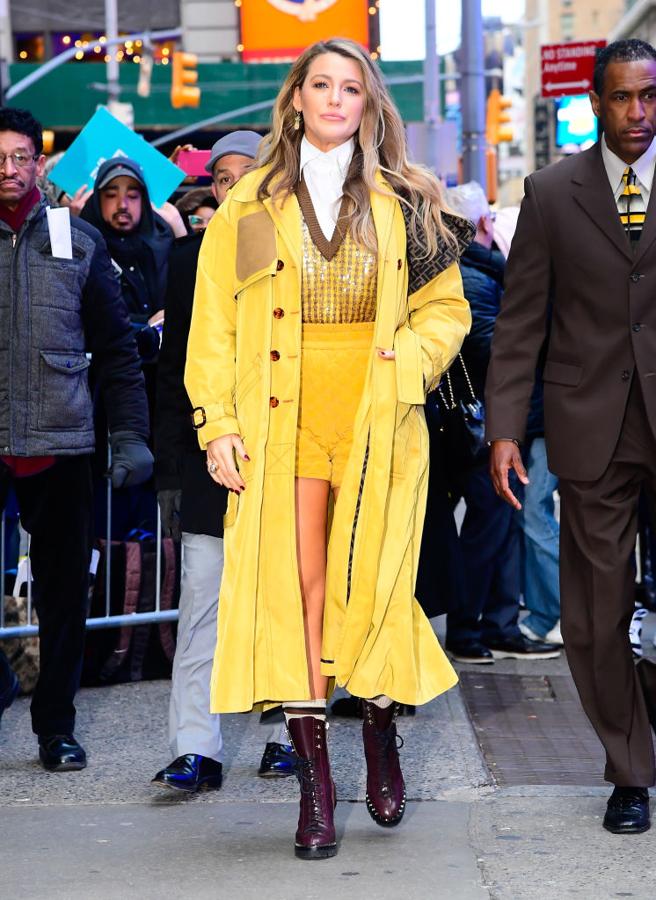 Para esta ocasión, Blake Lively ha repetido sus botines burdeos de estilo militar con un total look mostaza de Fendi. Gabardina, short de talle alto, jersey de pico y camisa.
