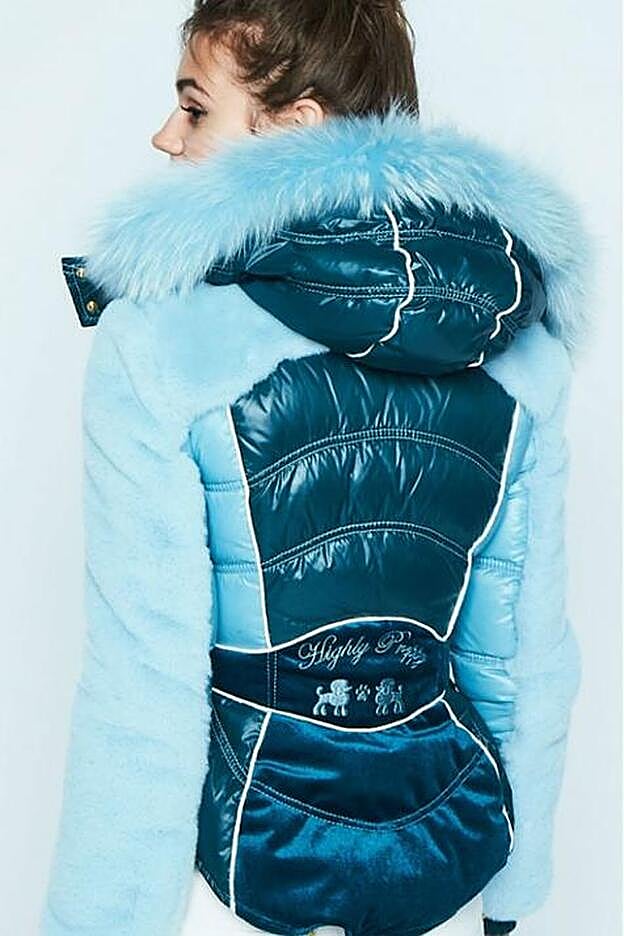 la espalda del plumas de Cristina Pedroche es algo más larga que el delantero.