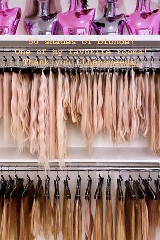 Así es el armario para las extensiones rubias de Khloé Kardashian.