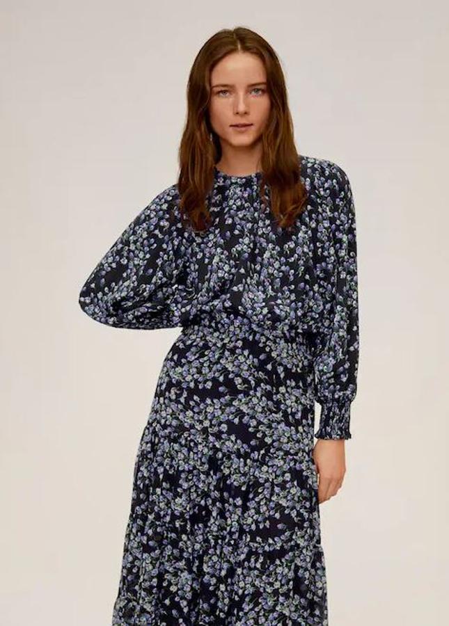 Esta blusa de flores es otro básico de primavera que, con la falda del mismo estampado, te hace un conjunto perfecto para ir a trabajar (29,99 euros la blusa).