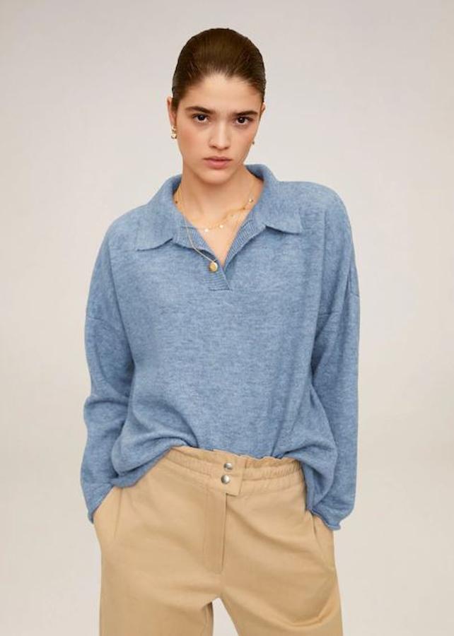 Elige un jersey con un cuello diferente, como este que proponen en la nueva colección de Mango, con el cuello de polo y corte oversize (35,99 euros).