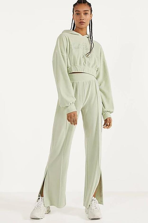 Conjunto de sudadera y pantalón de color verde menta de Bershka.