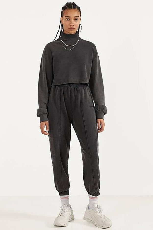 El conjunto de joggers y sudadera más minimalista de la colección de Bershka.
