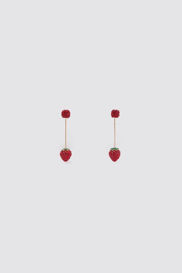 Pendientes en línea con fresas, de la nueva colección de Zara (12,95 euros).